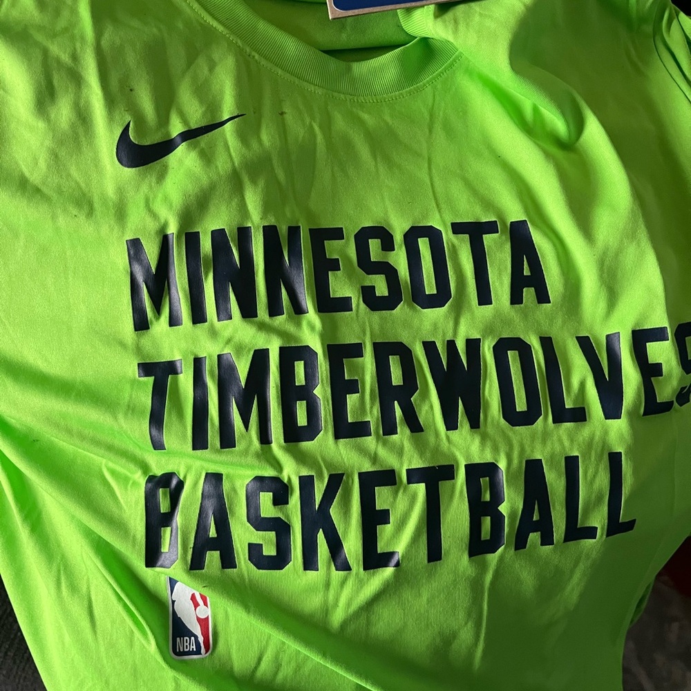 Nike Minnesota Timberwolves Men’s Basketball long sleeve Tee - Neon Green